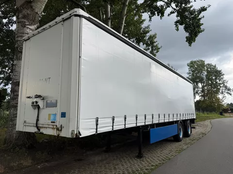 Wilken 2 ass gestuurde oplegger.   Schuifdak