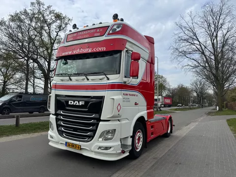 DAF XF480 Showtruck Superspace Leer Tranenplaat Sideskirts
