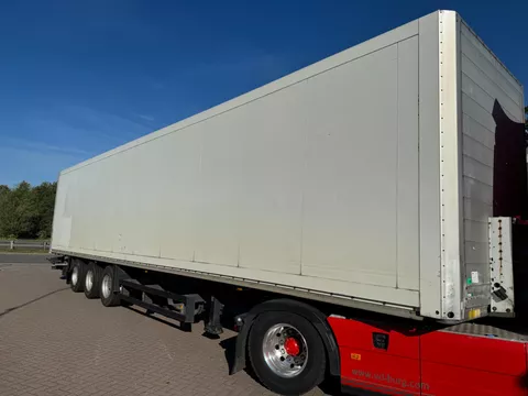 Schmitz Cargobull SKO 24 3ass gesloten oplegger. Laadklep. 6 Nwe banden.